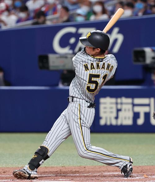 中日対阪神　3回表阪神1死、中野は右越えにソロ本塁打を放つ（撮影・上田博志）