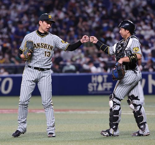 中日対阪神　中日に勝利し梅野（右）とグータッチする岩崎（撮影・上田博志）