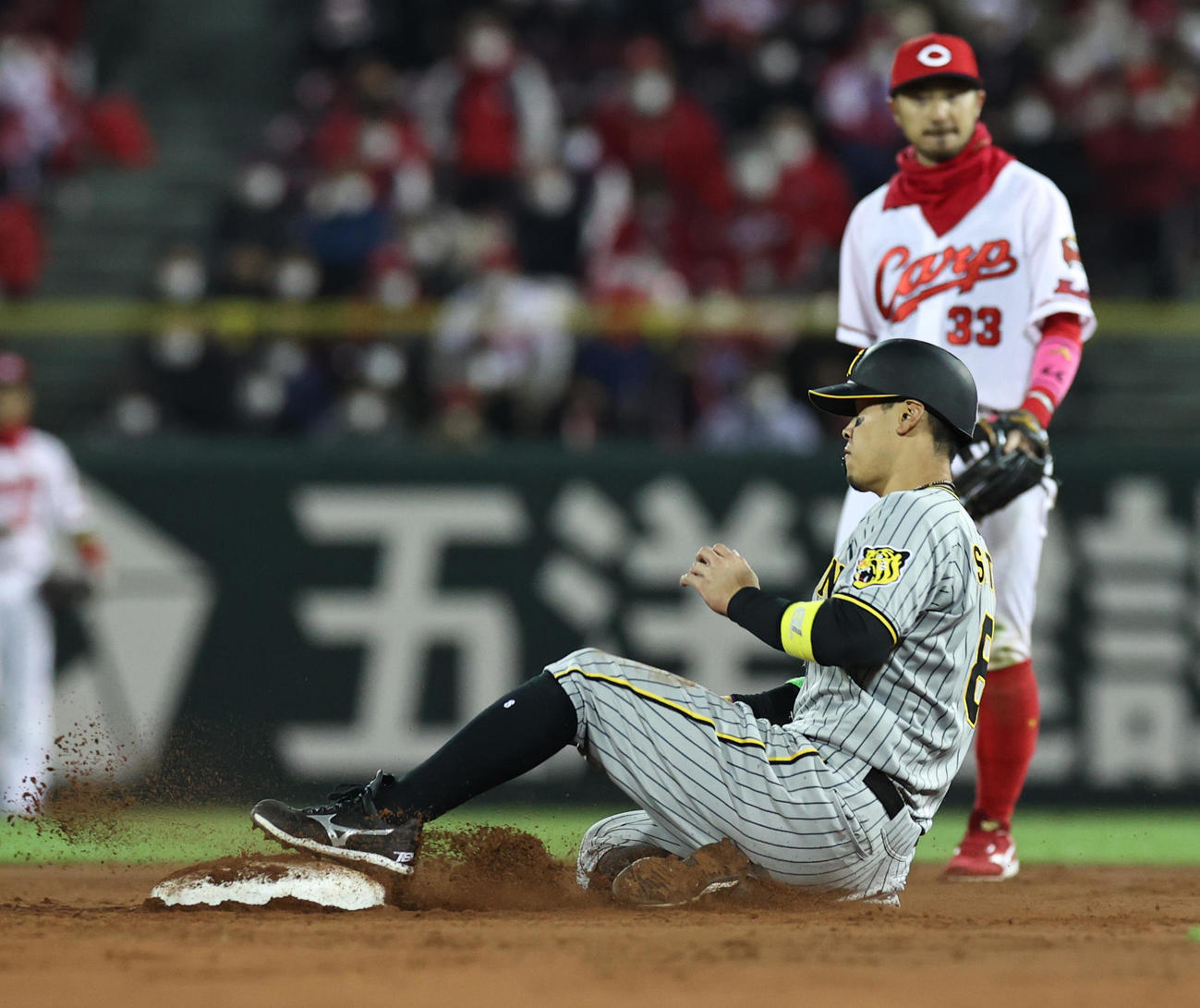 3月29日、広島対阪神　9回表阪神2死一、三塁、二盗を決める佐藤輝