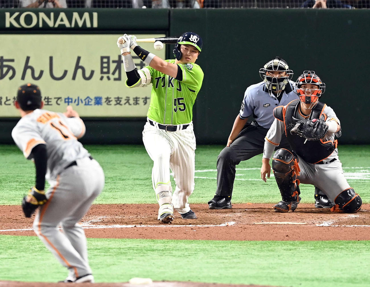 8回表ヤクルト2死、投ゴロに倒れる村上。投手平内（撮影・たえ見朱実）