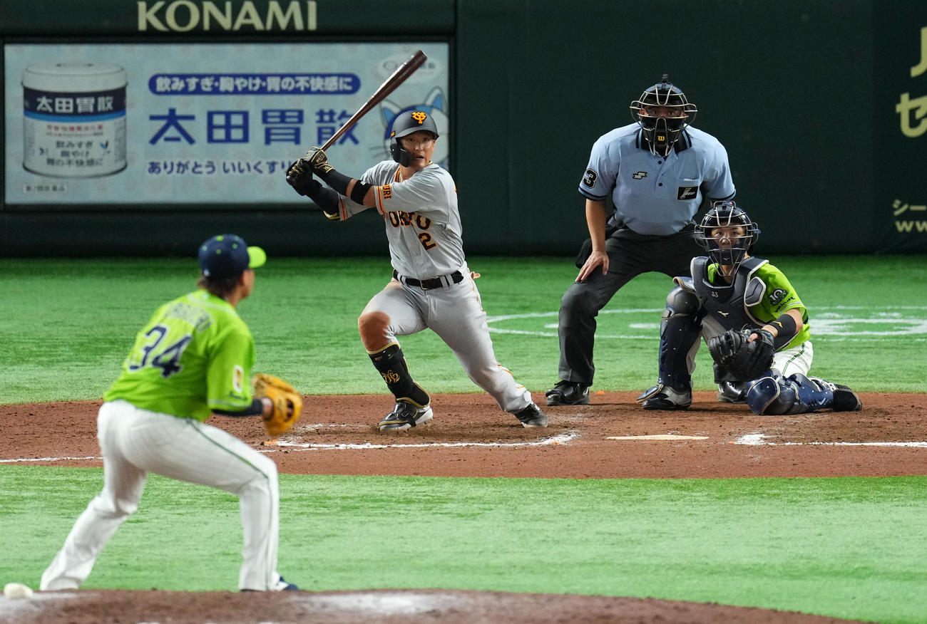 巨人対ヤクルト　10回裏巨人2死一、二塁、サヨナラとなる左適時二塁打を放つ吉川尚（撮影・横山健太）