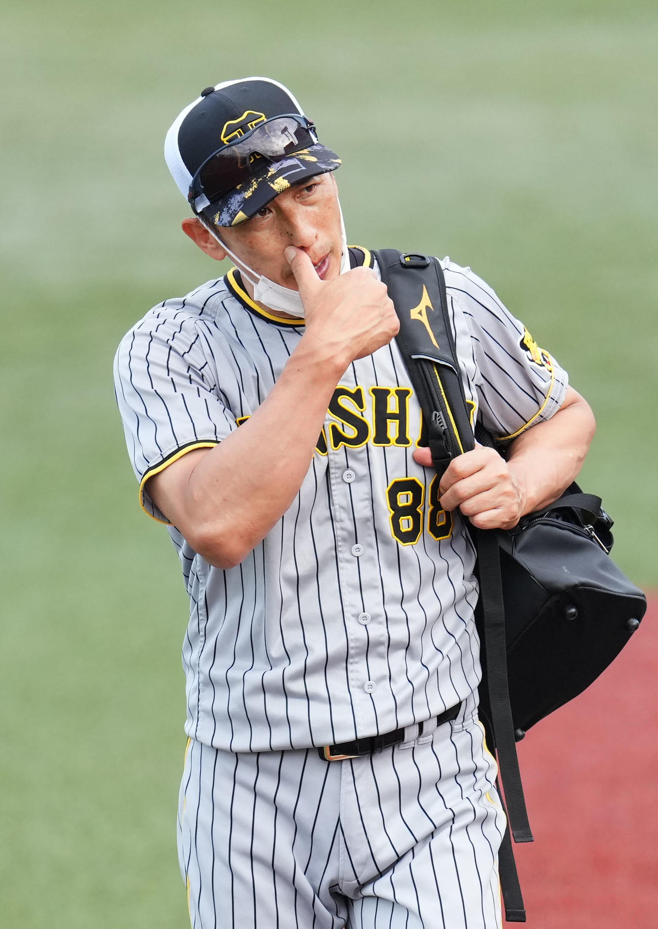 練習を終え引き揚げる阪神矢野監督（撮影・横山健太）