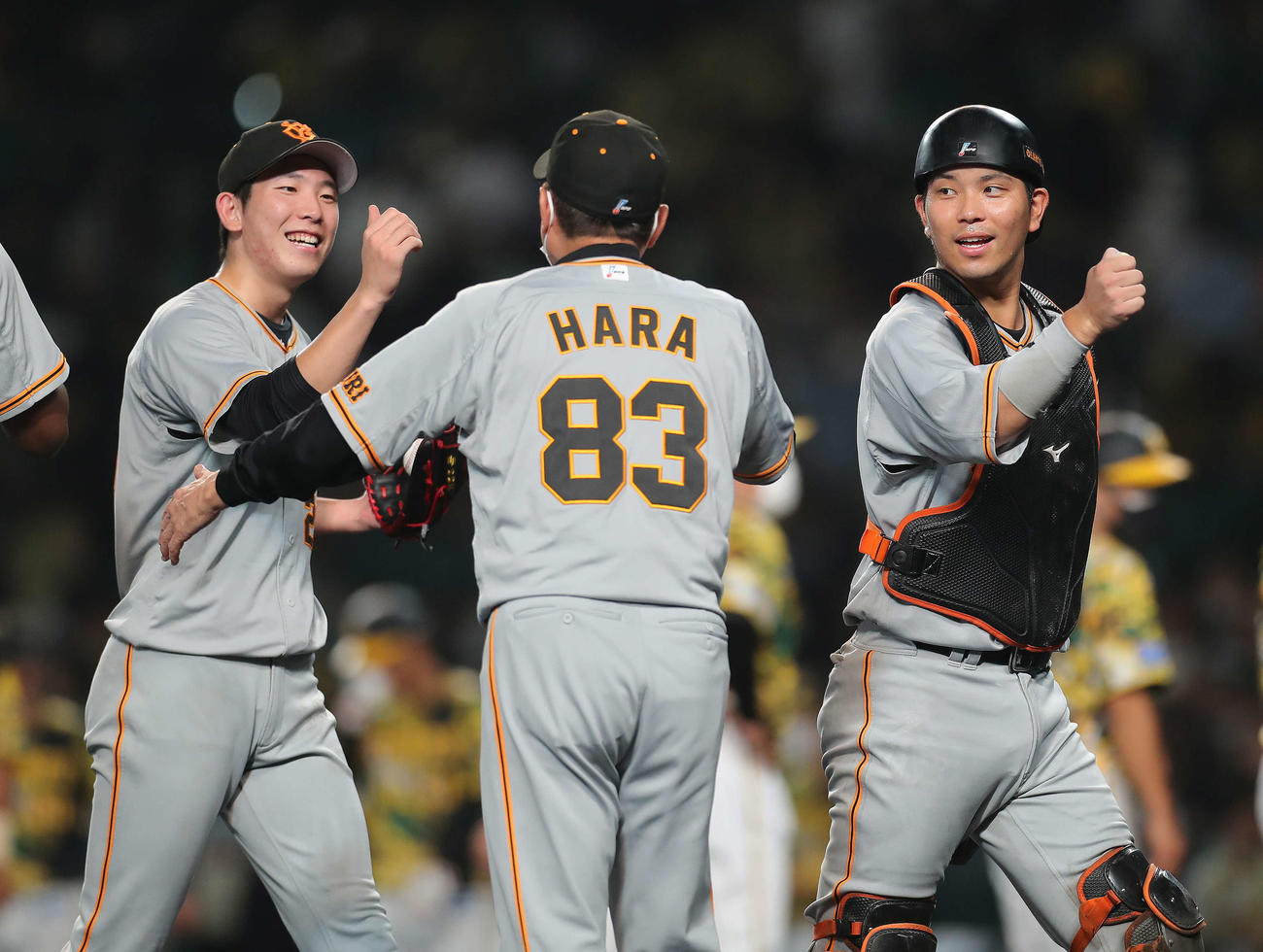 阪神対巨人　阪神に勝利し、原監督（中央）に迎えられる戸郷（左）と大城（撮影・河田真司）