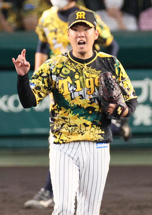 阪神対巨人　4回表巨人1死、西勇はポランコを中飛に仕留め声を上げる（撮影・上山淳一）