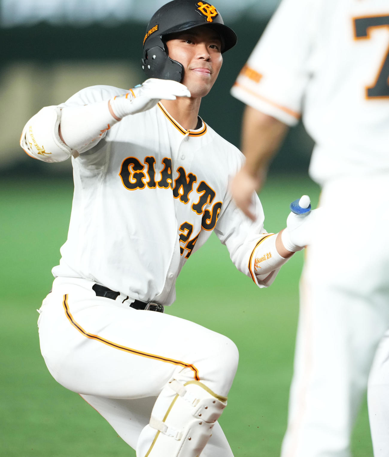 巨人対広島　6回裏巨人2死一塁、右越え適時三塁打を放ち笑顔を見せる大城（撮影・横山健太）