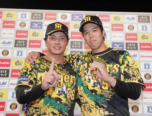 阪神対中日　お立ち台で今季1号本塁打を放った北條（左）と10勝ポーズをとる青柳（代表撮影）