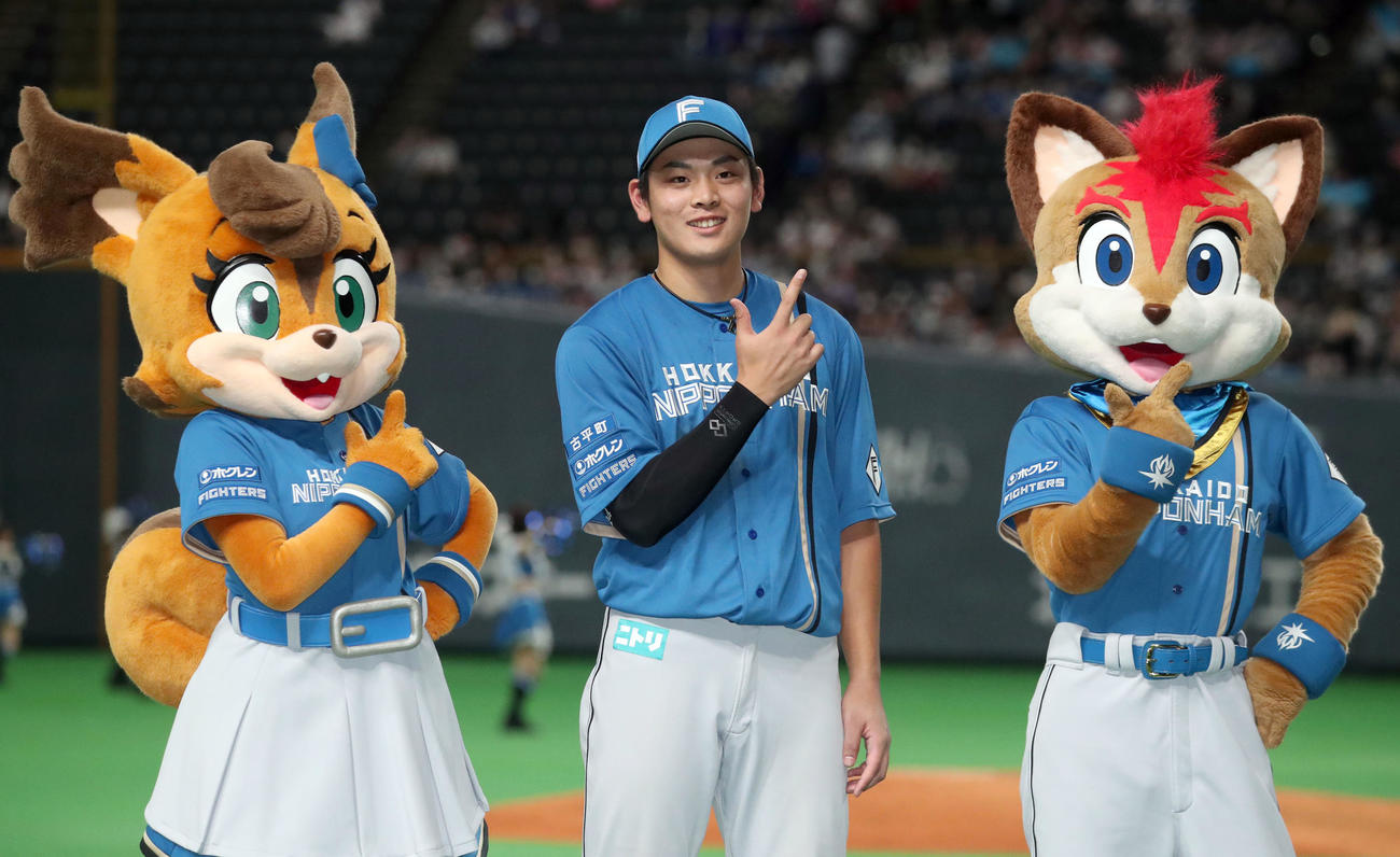 日本ハム対西武　「Jポーズ」で記念撮影に応じる日本ハム野村（撮影・佐藤翔太）