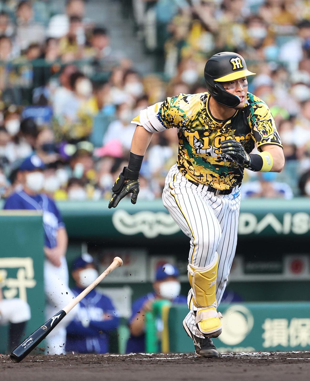 阪神対中日　1回裏阪神無死満塁、佐藤輝は右前に逆転2点適時打を放つ（撮影・上田博志）