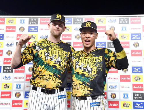阪神対中日　お立ち台でガッツポーズを見せる阪神ガンケル（左）と佐藤輝（代表撮影）