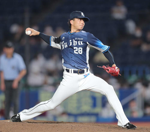 ロッテ対西武　7回裏、西武3番手で登板する森脇（撮影・河田真司）