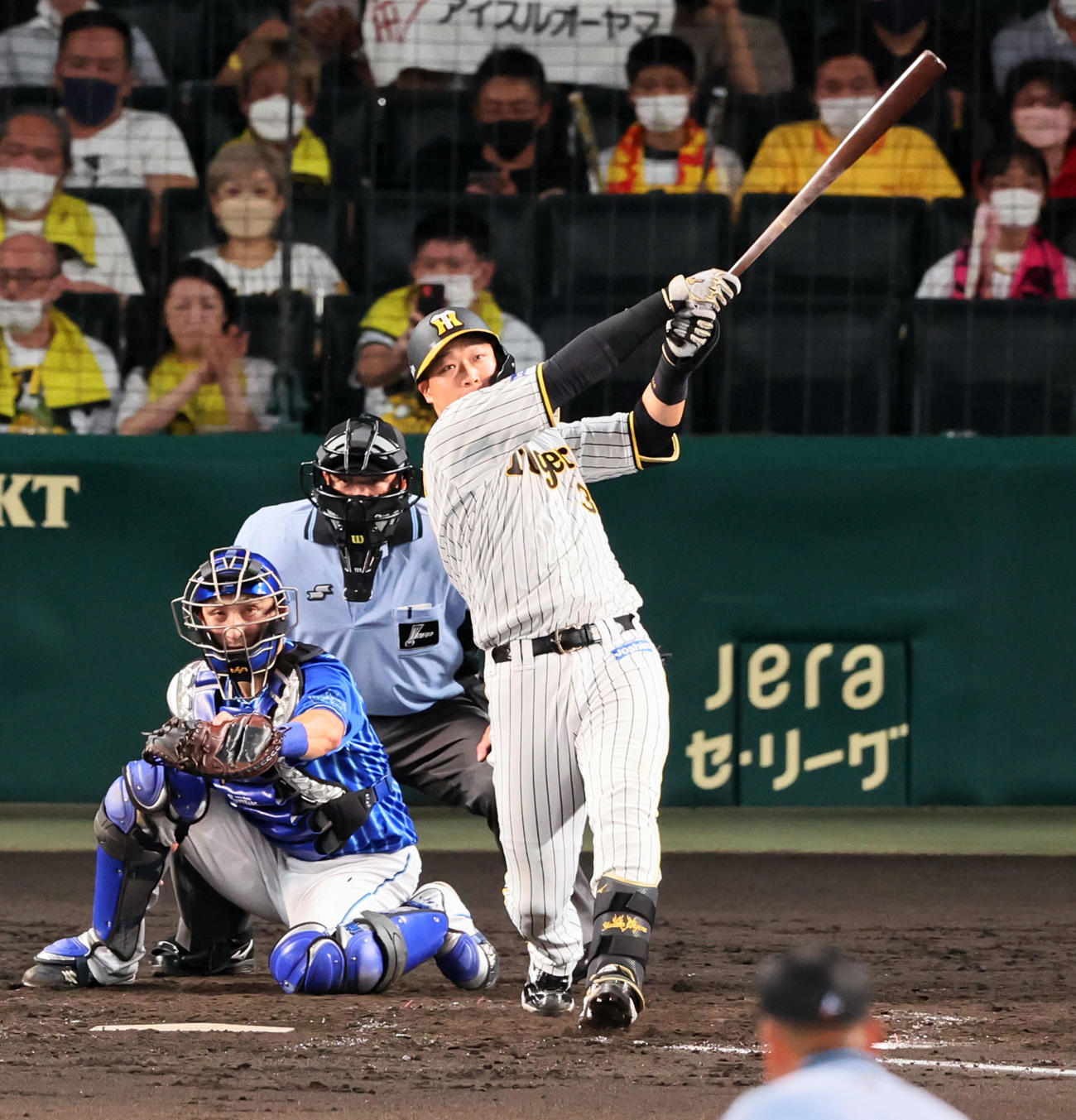 阪神対DeNA 4回裏阪神2死一塁、大山は20号となる左越え逆転2点本塁打を放つ（撮影・加藤哉）