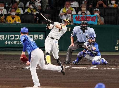 阪神対DeNA 6回裏阪神2死二塁、佐藤輝は中越え2点本塁打を放つ。投手は京山（撮影・加藤哉）