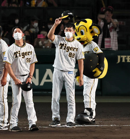 阪神対DeNA DeNAに勝利しスタンドにあいさつする矢野監督（撮影・加藤哉）