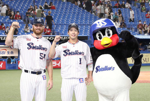 ヤクルト対広島　カメラに向かってポーズを決めるサイスニード（左）と山田（撮影・丹羽敏通）