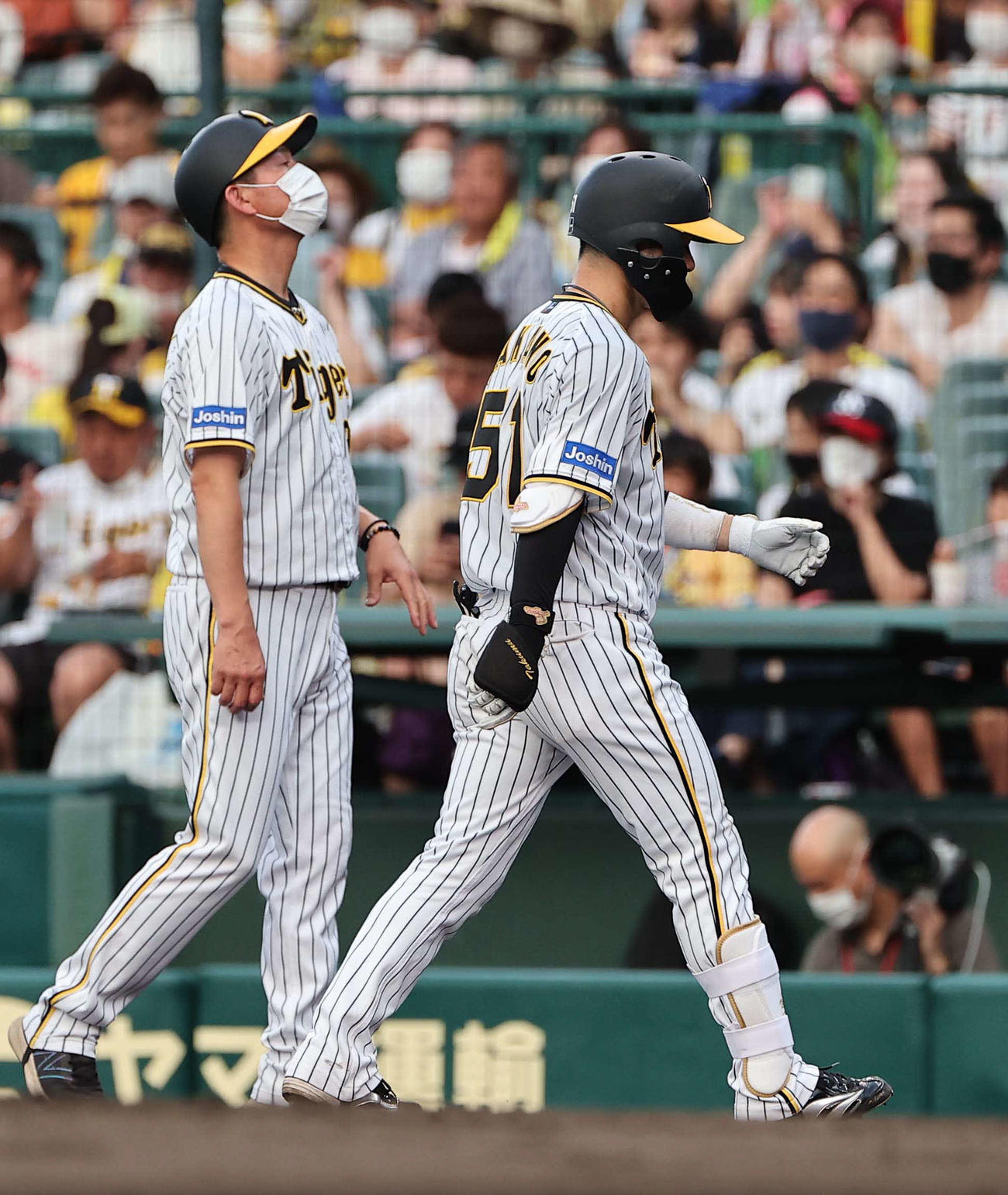 阪神対ヤクルト　2回裏阪神1死二塁、中野（右）は左飛に倒れる（撮影・上田博志）