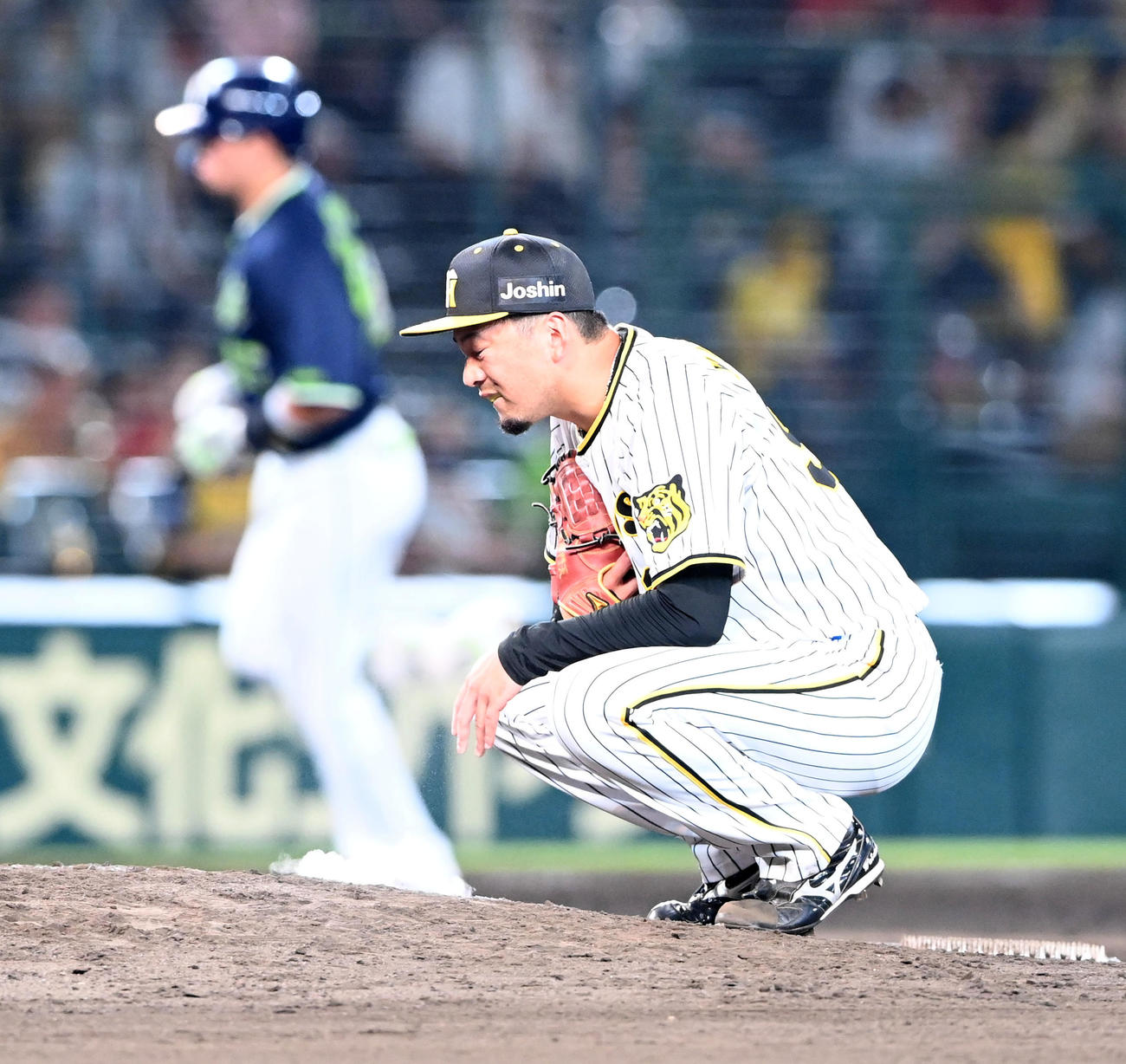 7回表ヤクルト無死、村上に左越え本塁打を打たれマウンドにしゃがみ込む渡辺（撮影・前岡正明）