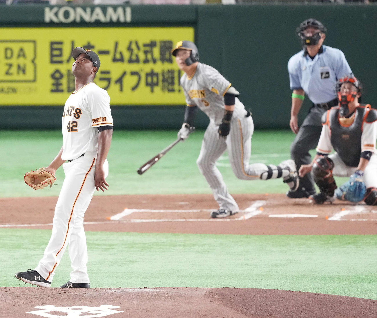 巨人対阪神　2回表阪神1死、大山（左から2人目）に先制ソロ本塁打を浴び、厳しい表情を見せるメルセデス（撮影・菅敏）