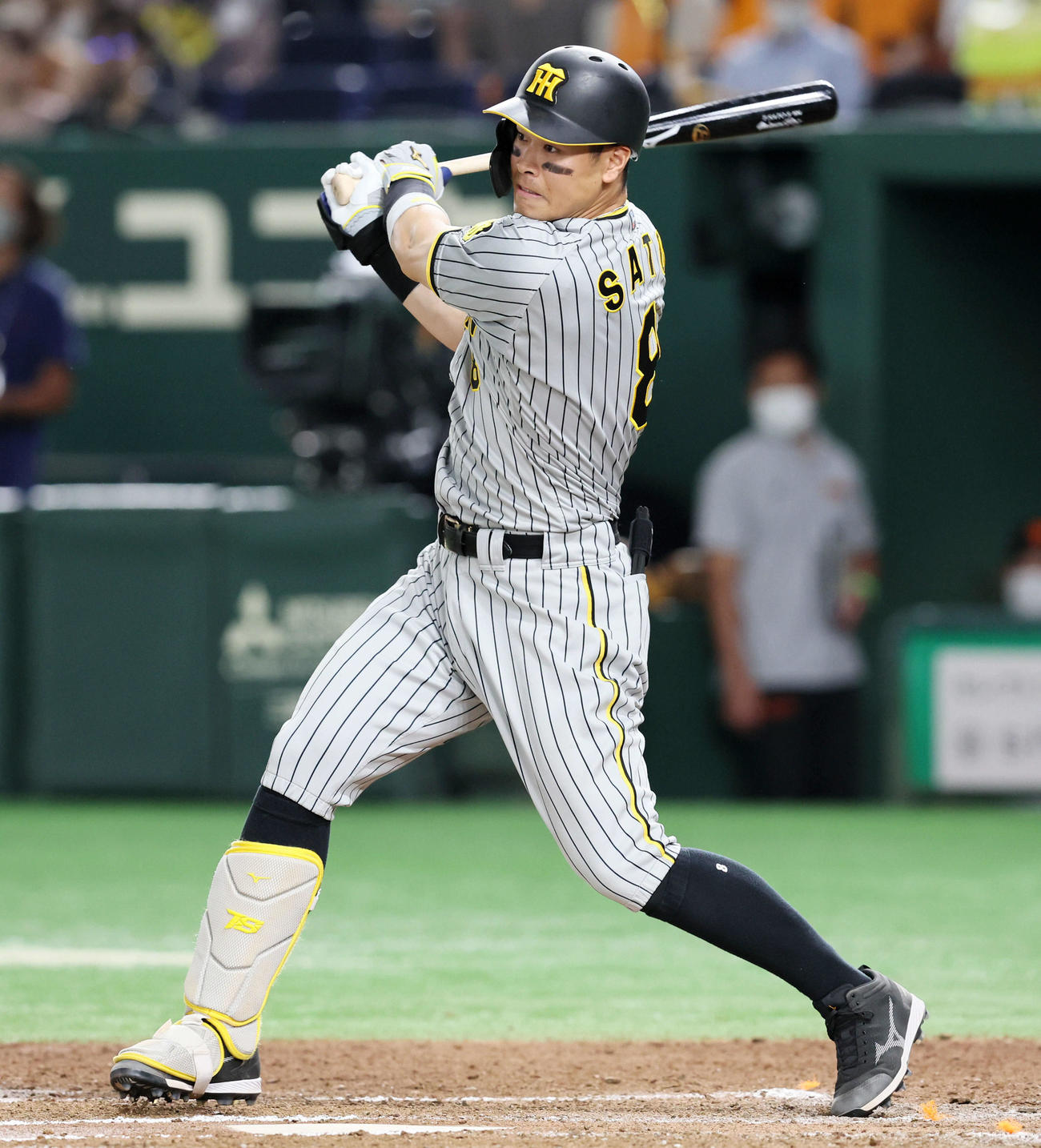 巨人対阪神　6回表阪神1死二塁、佐藤輝は左前適時打を放つ（撮影・加藤哉）