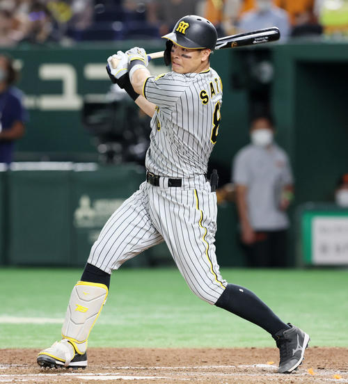 巨人対阪神　6回表阪神1死二塁、佐藤輝は左前適時打を放つ（撮影・加藤哉）