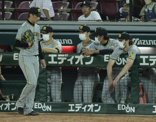 広島対阪神　広島にサヨナラ負けを喫し、ぼうぜんとする阪神ナイン。左から岩崎、岩貞、浜地、藤浪、ケラー（撮影・前田充）