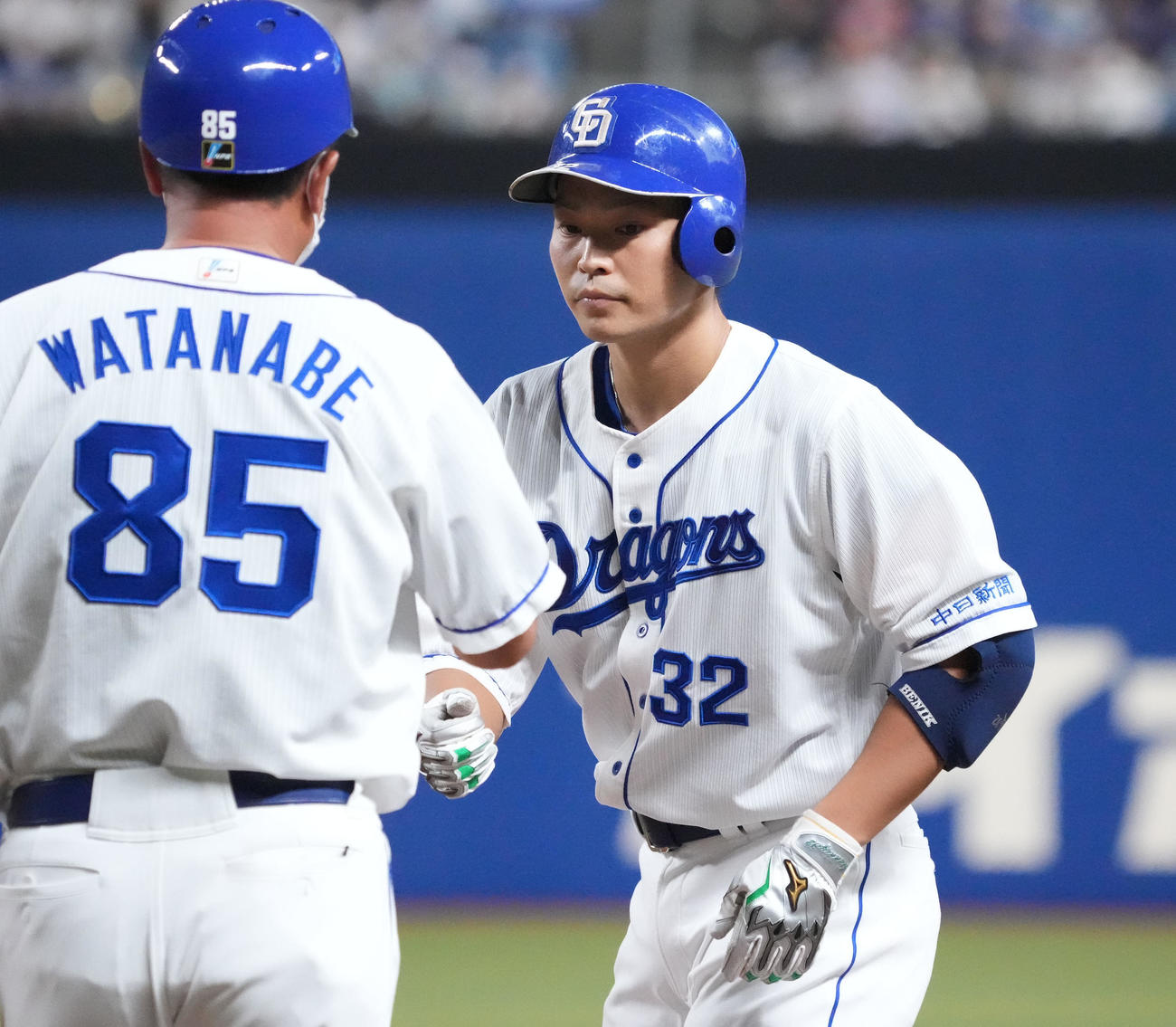 中日対巨人　2回裏中日2死三塁、左前適時打を放った石垣（撮影・森本幸一）