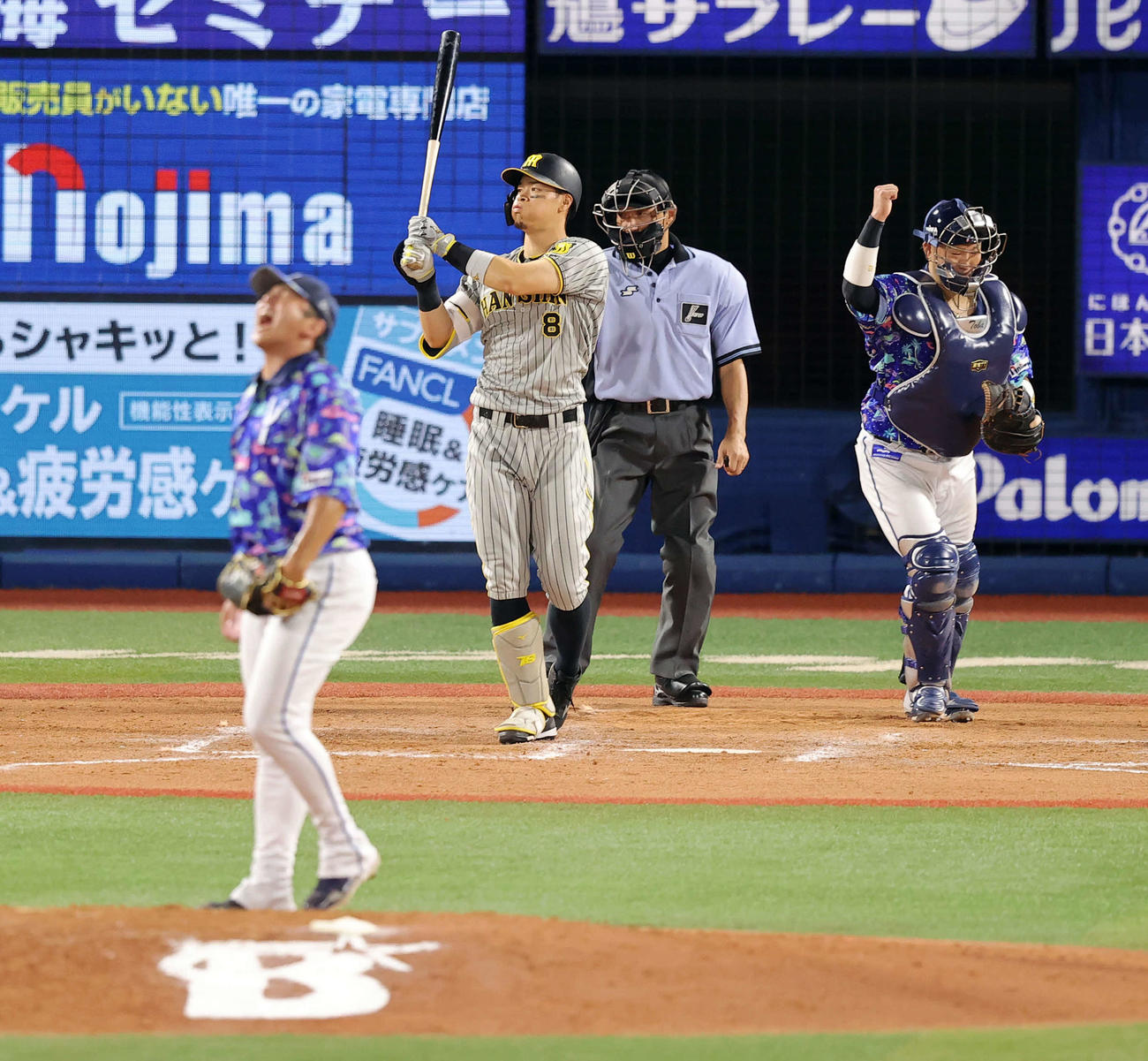 DeNA対阪神　9回表阪神2死一、二塁、佐藤輝は空振り三振に倒れ悔しそうな表情。投手山崎康（撮影・浅見桂子）