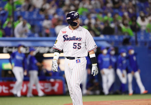 ヤクルト対DeNA  8回裏ヤクルト2死満塁、山田が右飛に倒れ、悔しそうにベンチに戻る二塁走者村上（撮影・足立雅史）