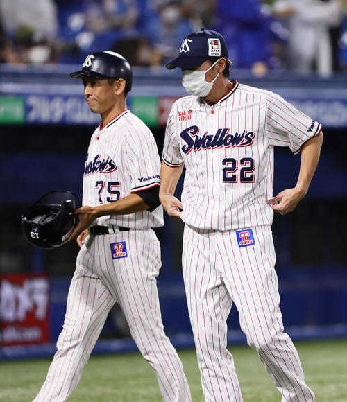 ヤクルト対DeNA選手交代を告げベンチに戻るヤクルト高津監督（右）。左は森岡コーチ（撮影・足立雅史）