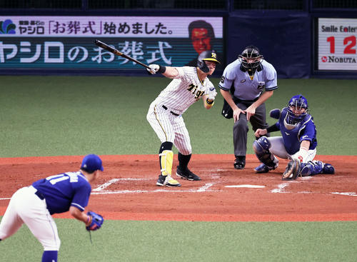4回裏阪神無死二、三塁、佐藤輝明は空振り三振に倒れる（撮影・宮崎幸一）