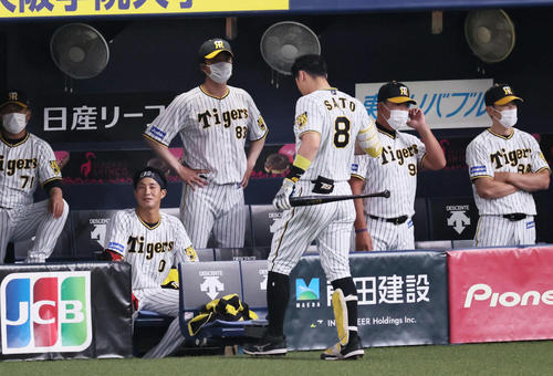 4回裏阪神無死二、三塁、空振り三振に倒れベンチに下がる佐藤輝明。右端は渋い表情の矢野監督（撮影・宮崎幸一）
