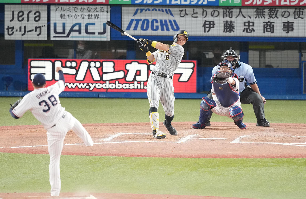 ヤクルト対阪神　7回表阪神無死、中前打を放つ佐藤輝。投手梅野（撮影・鈴木みどり）