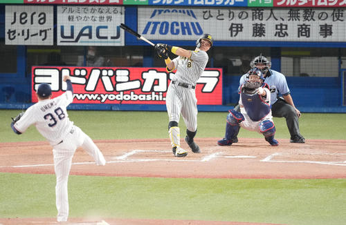 ヤクルト対阪神　7回表阪神無死、中前打を放つ佐藤輝。投手梅野（撮影・鈴木みどり）