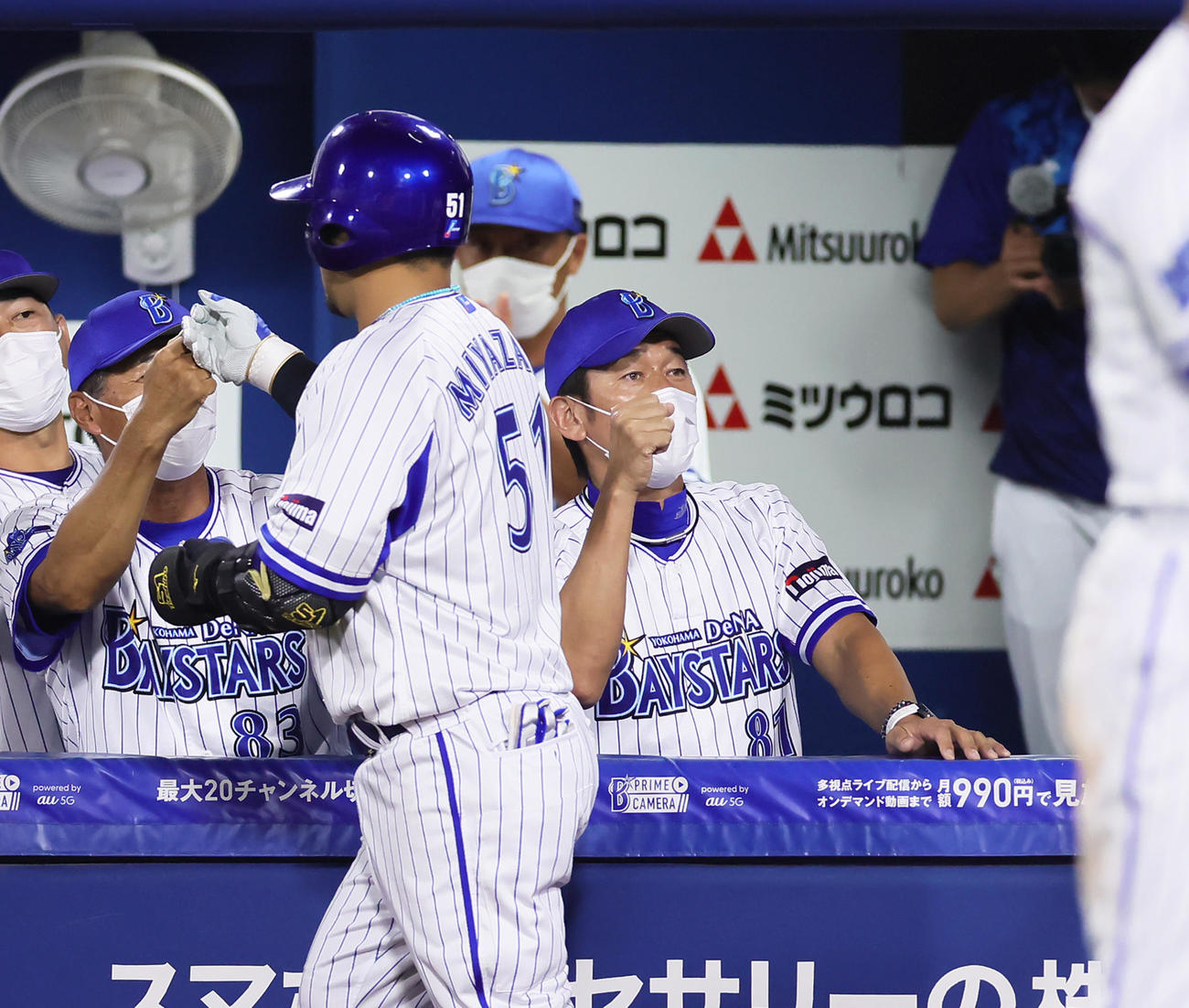 DeNA対巨人　8回裏DeNA1死一塁、左越え2点本塁打を放った宮崎（左から2人目）を迎える三浦監督（右）（撮影・足立雅史）