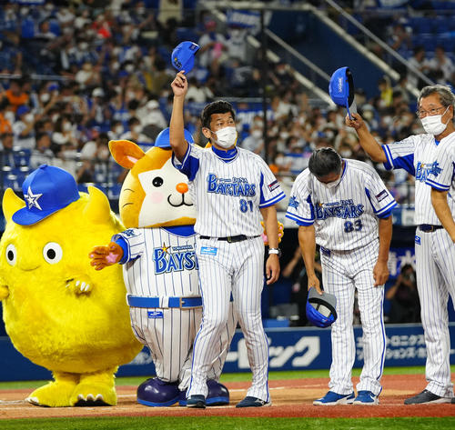 DeNA対巨人　試合後、ファンにあいさつするDeNA三浦監督（中央）（撮影・江口和貴）