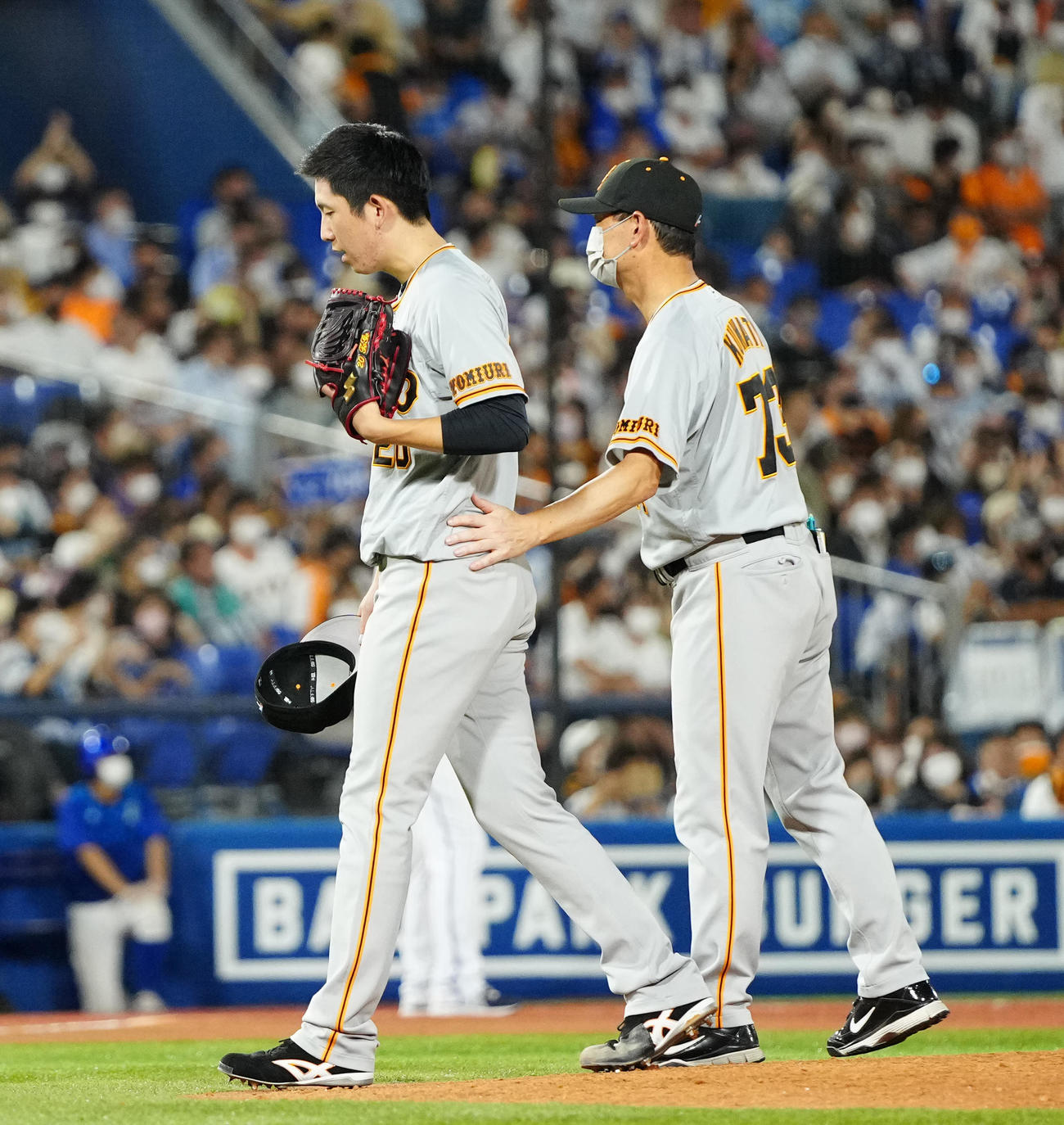 DeNA対巨人　8回裏途中、降板する巨人先発の戸郷（左）。右は桑田投手チーフコーチ（撮影・江口和貴）