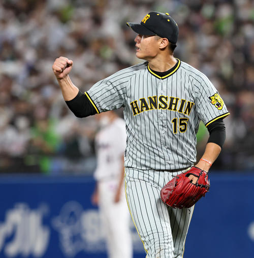 ヤクルト対阪神　4回裏ヤクルト2死二塁、西純は村上を三ゴロに仕留めガッツポーズ（撮影・加藤哉）