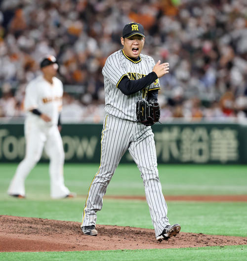 巨人対阪神　7回裏巨人2死一塁、西勇は岡本和を三振に仕留めガッツポーズを見せる（撮影・加藤哉）