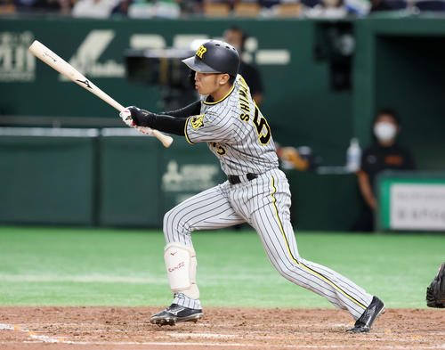 巨人対阪神　4回表阪神2死一、二塁、島田は中前適時打を放つ（撮影・加藤哉）