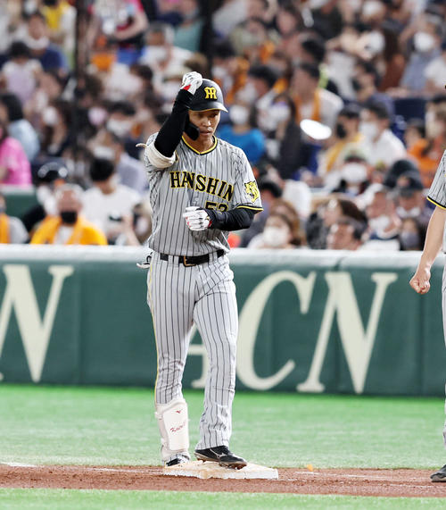 巨人対阪神　4回表阪神2死一、二塁、島田は中前適時打を放つ（撮影・加藤哉）