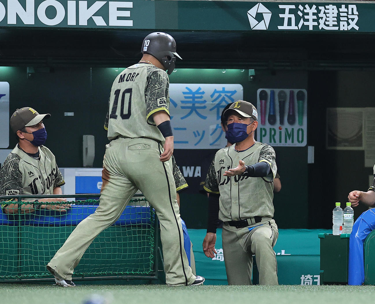 西武対オリックス　1回裏西武1死一、三塁、打者呉の時、椋木の暴投で生還した森を出迎える辻発彦監督（右）（撮影・垰建太）