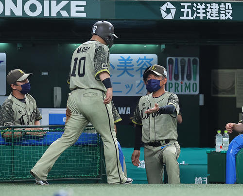 西武対オリックス　1回裏西武1死一、三塁、打者呉の時、椋木の暴投で生還した森を出迎える辻発彦監督（右）（撮影・垰建太）