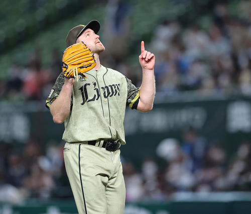 西武対オリックス　6回表オリックス2死、吉田正を空振り三振に仕留め天を指さすエンス（撮影・垰建太）
