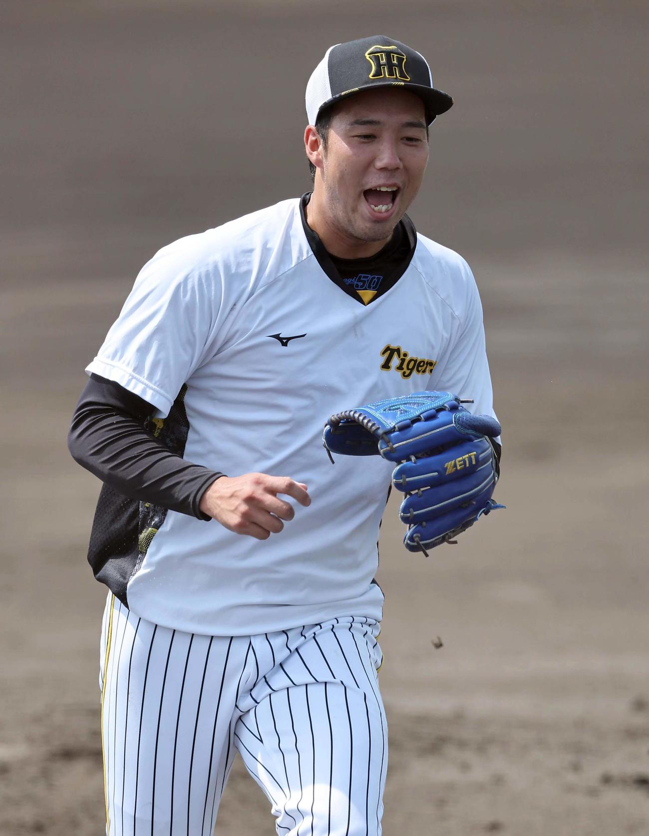声を出しながらノックを受ける青柳（撮影・上田博志）