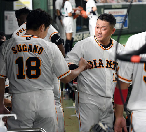 巨人対中日　5回裏、プロ通算1000打点を達成した巨人中田（右）は菅野とグータッチ（撮影・たえ見朱実）