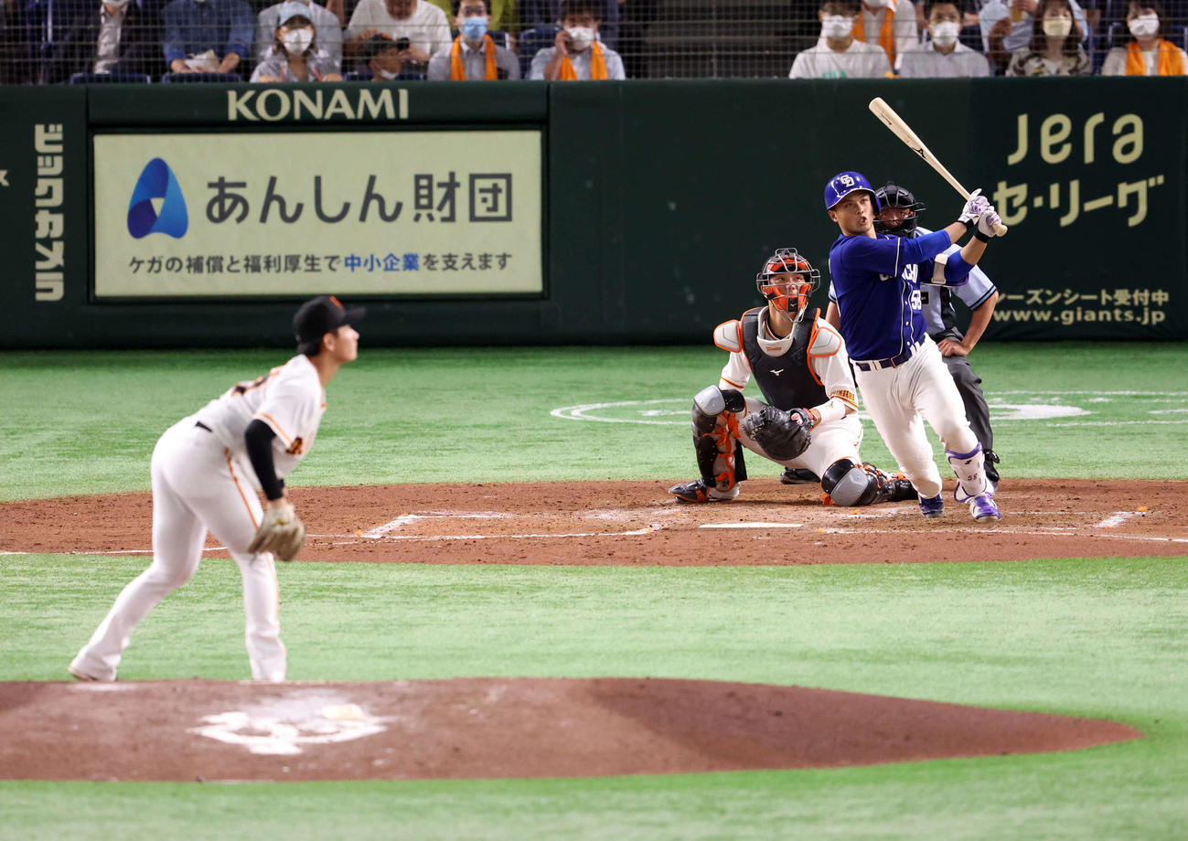 巨人対中日　3回表中日2死一、二塁、石橋は左適時二塁打を放つ。投手井上（撮影・浅見桂子）
