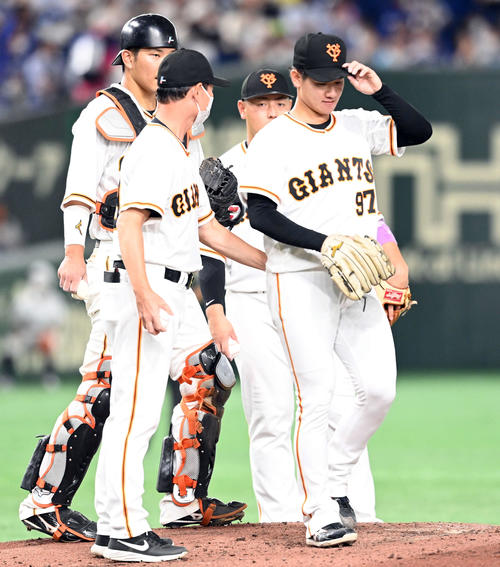 巨人対中日　5回表中日1死一、二塁、マウンドを降りる巨人の先発井上（撮影・たえ見朱実）