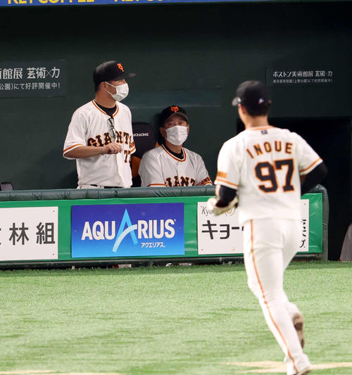 巨人対中日　5回表中日1死一塁、ビシエドに左前打を許した場面で降板する井上（手前）を厳しい表情で見つめる原監督（中央）（撮影・浅見桂子）