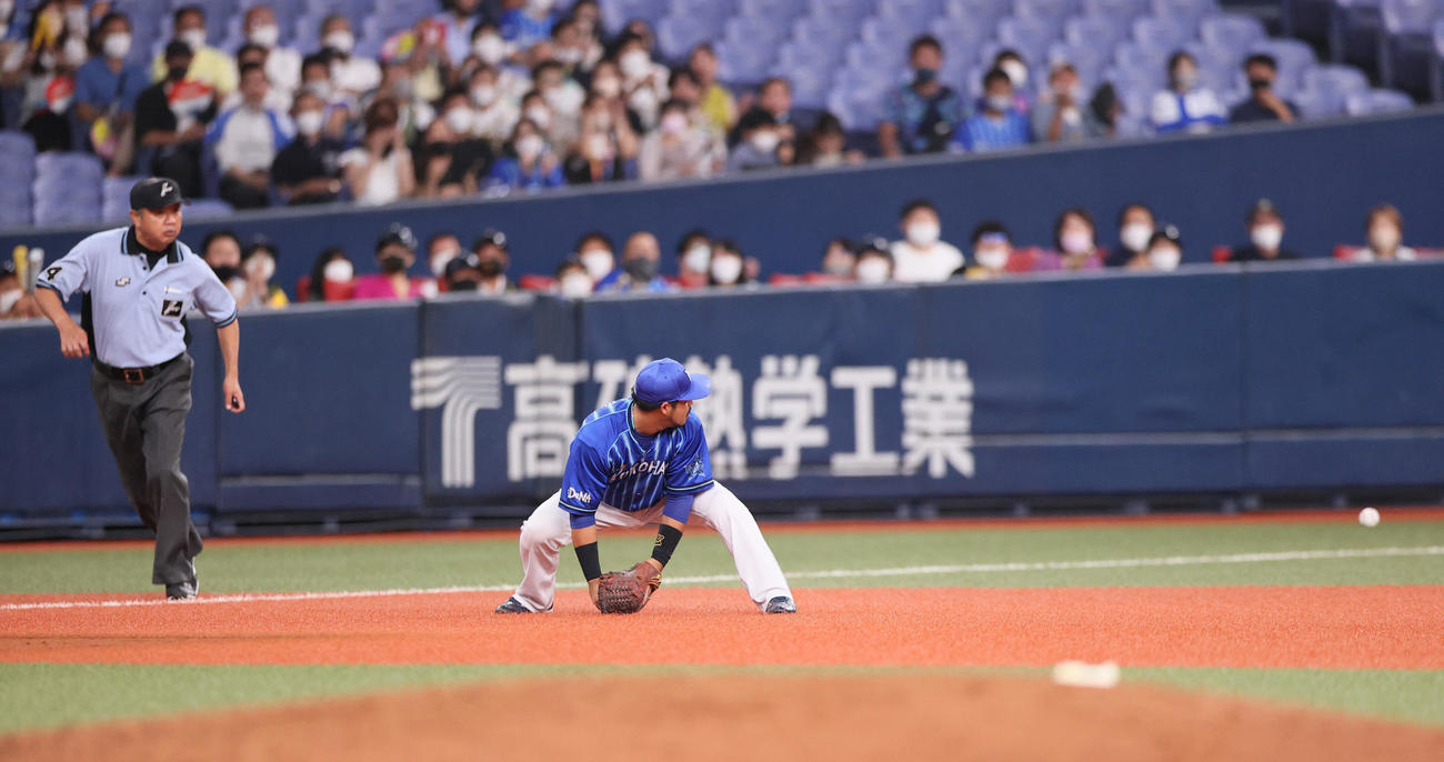 阪神対DeNA 3回裏阪神2死一、二塁、三塁手宮崎は坂本の打球を後逸する（撮影・上山淳一）