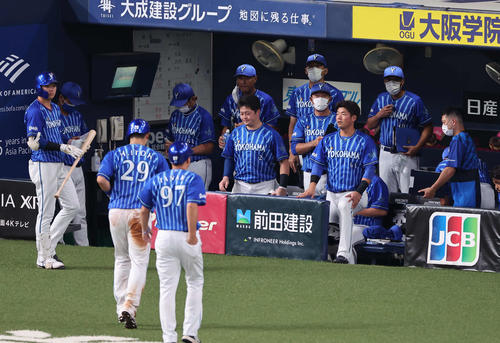 阪神対DeNA　阪神に敗れ肩を落とすDeNAナイン（撮影・上田博志）