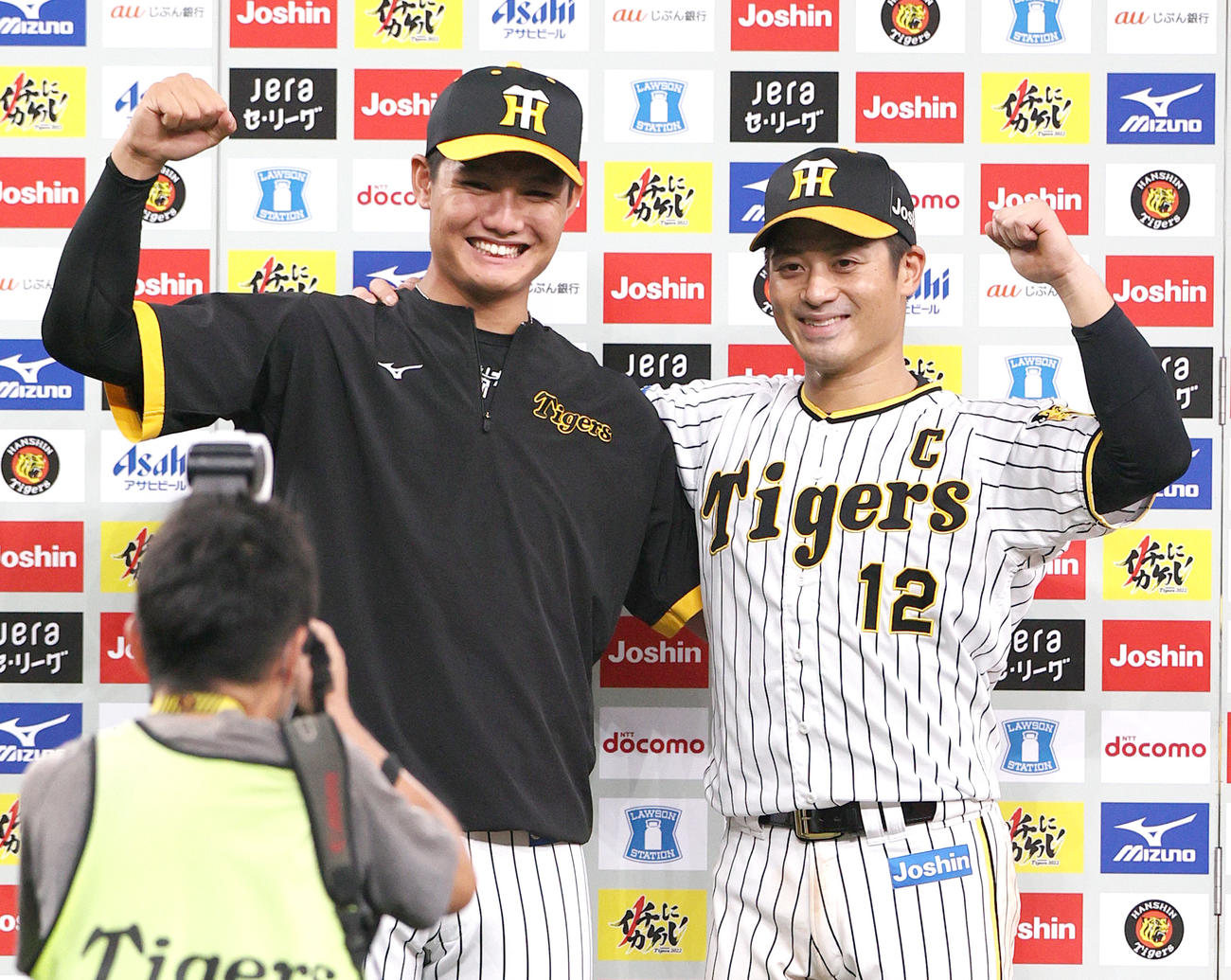 阪神対DeNA　ヒーローインタビュー後、笑顔で記念撮影する阪神西純（左）と坂本（撮影・上山淳一）